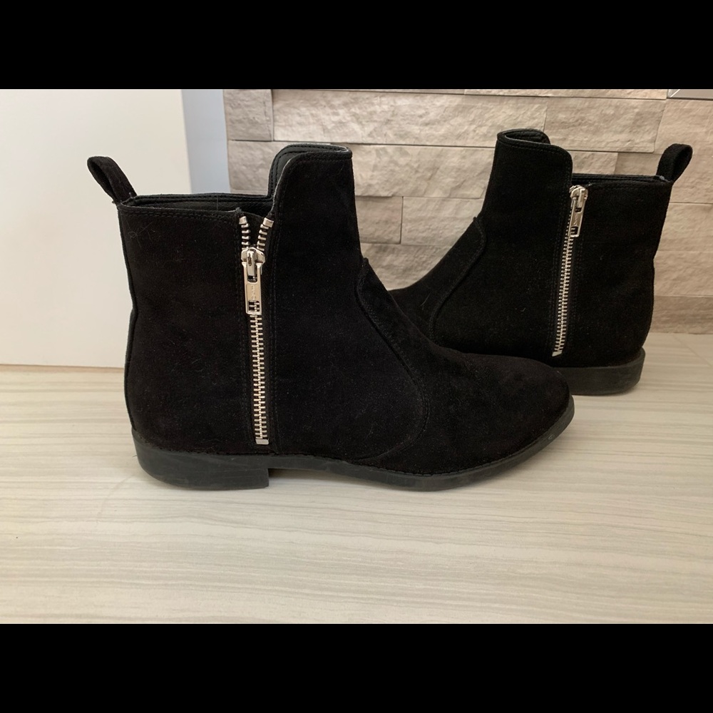 Zippered booties